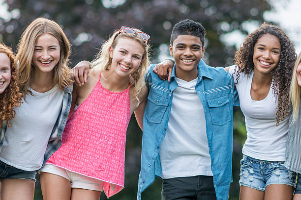 amici in piedi insieme all'aperto - solo adolescenti foto e immagini stock