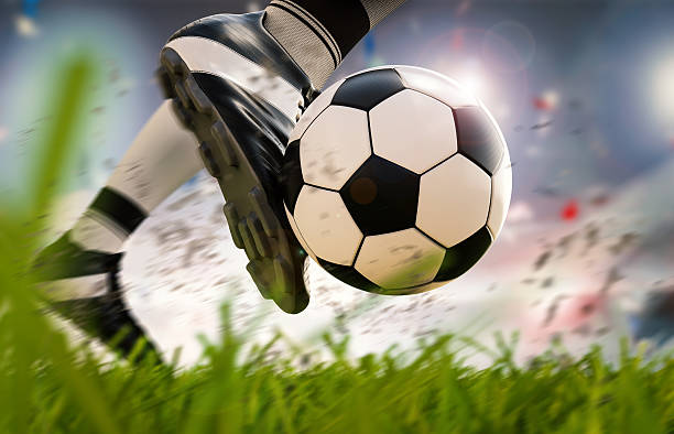 piłkarz kopiąc piłkę nożną w ruchu - soccer shoe soccer player kicking soccer field zdjęcia i obrazy z banku zdjęć