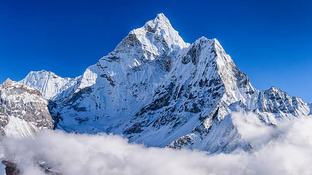 panorama des wunderschönen mount berg ama dablam im himalaya, nepal - himalayas mountain aerial view mountain peak stock-fotos und bilder
