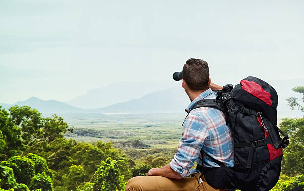 backpacker buscando con binocular al aire libre - pursuit binoculars mountain sky fotografías e imágenes de stock