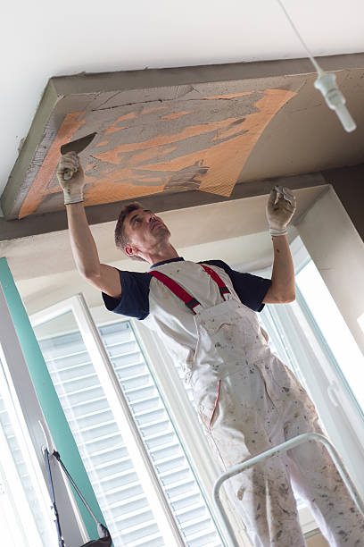 istock Plasterer renovating indoor walls and ceilings. Finishing works. 627010074