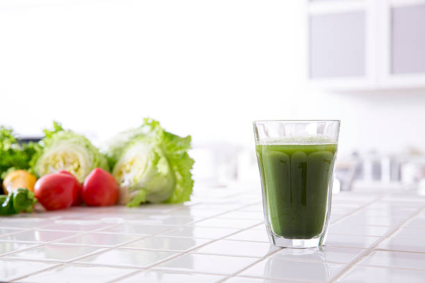 vert jus de fruits - green smoothie vegetable juice fruit photos et images de collection