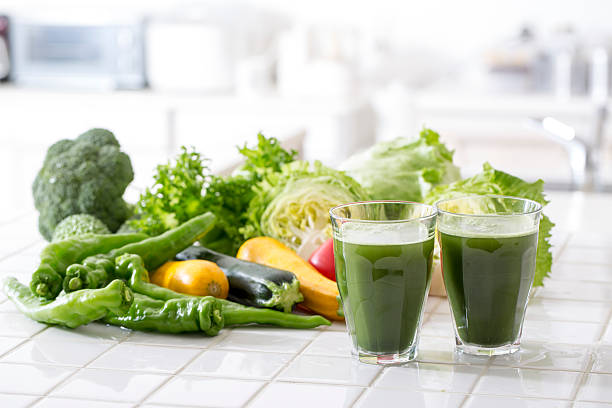 jus de légumes - green smoothie vegetable juice fruit photos et images de collection