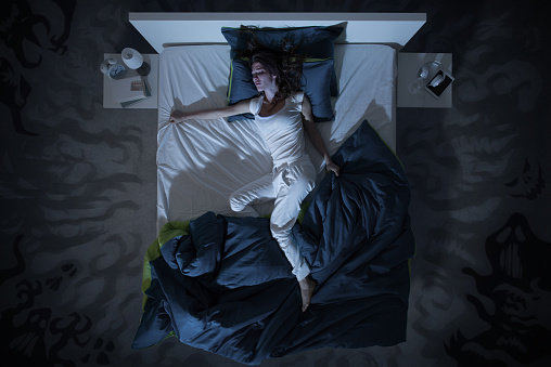 insomnio y pesadilla en la cama por la noche photo