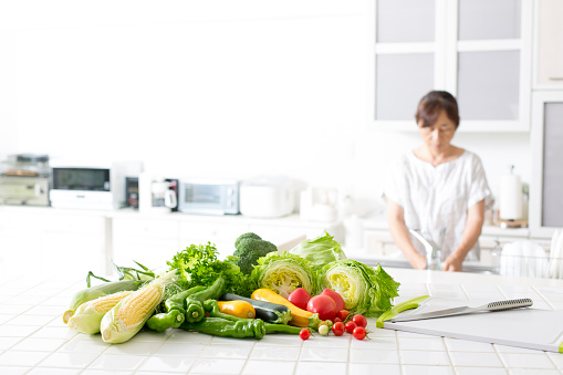 Shoot fresh vegetables in the kitchen at home
