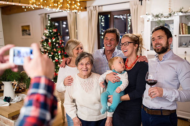 schöne große familie feiert christmat zusammen als photog - great grandmother stock-fotos und bilder