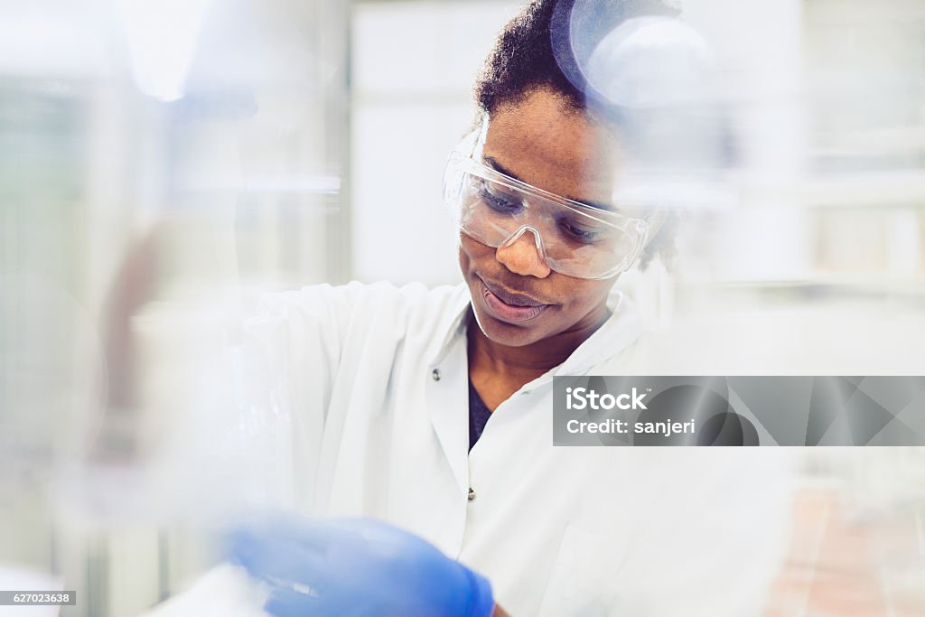 Jeune femme scientifique travaillant en laboratoire - Photo de Laboratoire libre de droits