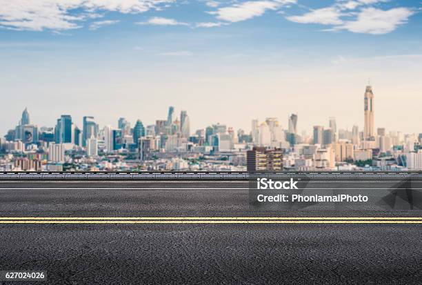 Straßenrand Mit Stadtbildhintergrund Stockfoto und mehr Bilder von Seitenansicht - Seitenansicht, Straßenrand, Stadtansicht