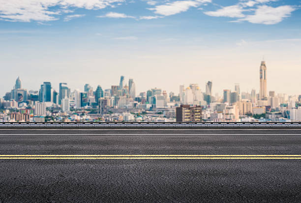 ciglio della strada con sfondo paesaggio urbano - ciglio della strada foto e immagini stock