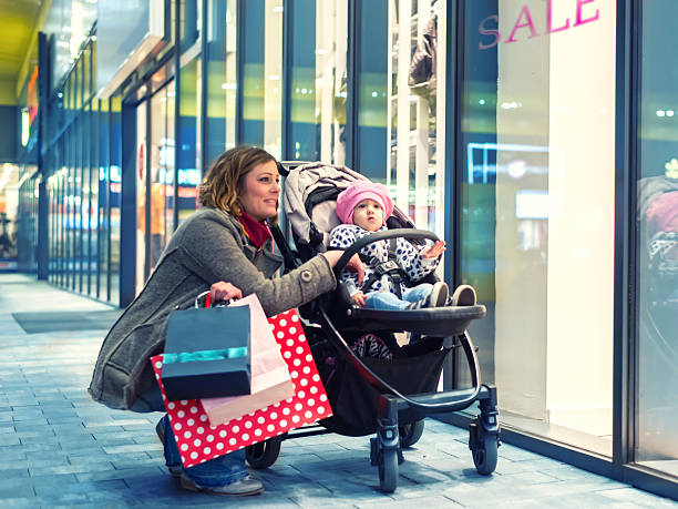 mulher com seu bebê em um shopping mall - boutique shopping retail mother imagens e fotografias de stock