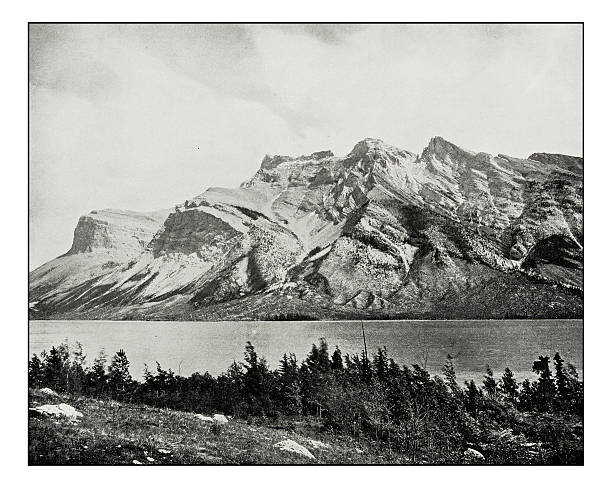 ilustraciones, imágenes clip art, dibujos animados e iconos de stock de fotografía antigua del lago del diablo o minnewauka, parque nacional canadiense - arte fotos