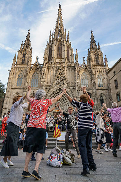 바르셀로나의 거룩한 십자가 대성당 앞에서 춤을 추는 사람들 - gotic 뉴스 사진 이미지