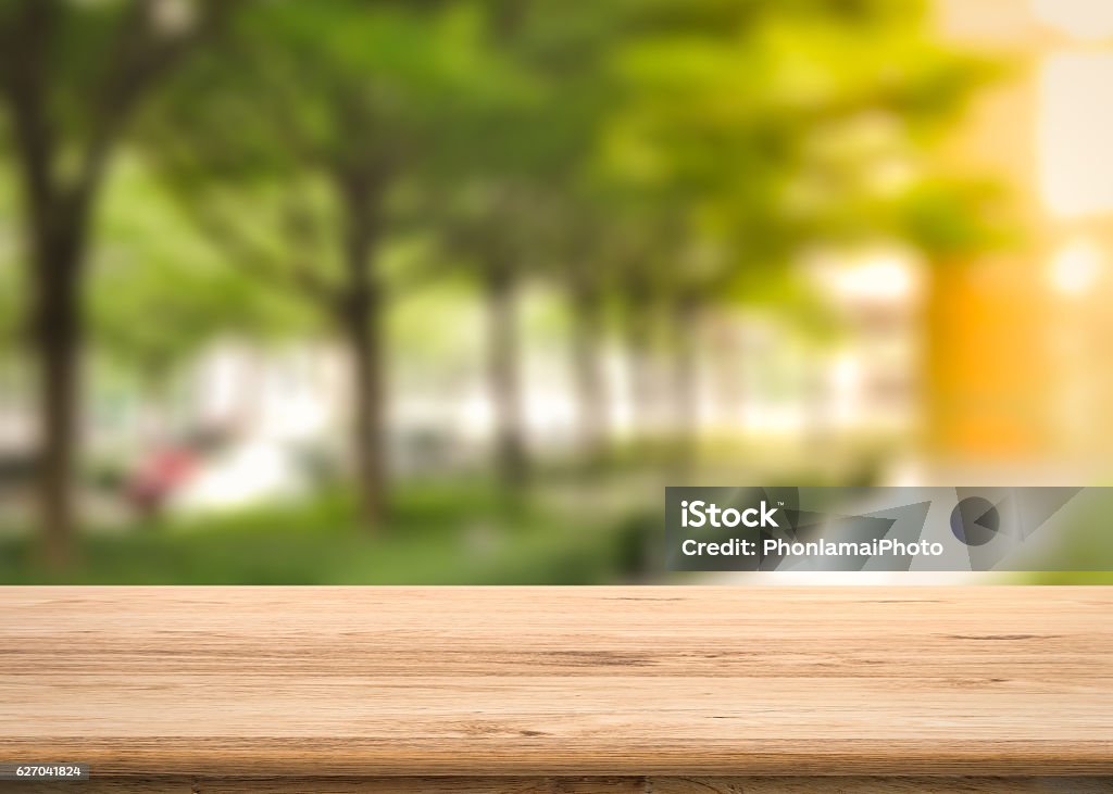 balcón con fondo verde - Foto de stock de Banco - Asiento libre de derechos