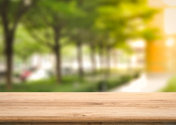 balkon z zielonym tłem - bench park bench park wood zdjęcia i obrazy z banku zdjęć