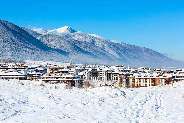 ブルガリアのスキーリゾートバンスコの家や雪山のパノラマ - バンスコ 写真 ストックフォトと画像