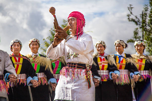 musique et danse du peuple naxi - men editorial musician music photos et images de collection