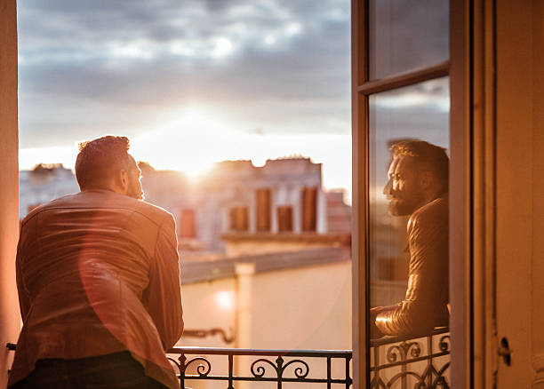 日の出に街を見渡すひげを生やした男 - paris france audio ストックフォトと画像