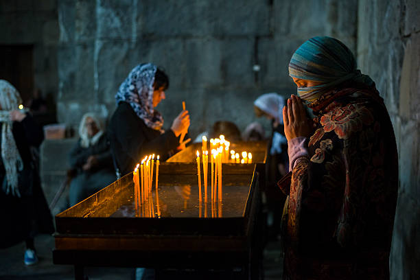 アルメニアのタテフ修道院で祈るアルメニア人女性 - armenian ethnicity ストックフォトと画像