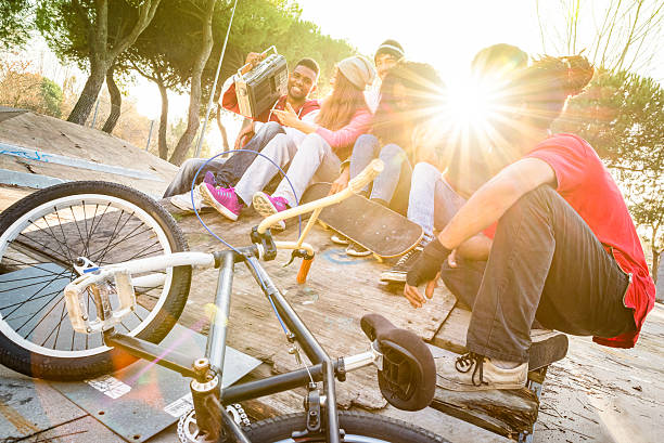 grupo de amigos de moda divirtiéndose en el skate bmx park - bmx cycling cycling bicycle teenager fotografías e imágenes de stock