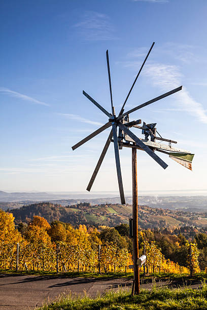 moinho de vento klapotetz na rota de vinhos schilcher no oeste da estíria, áustria - mountain austria street footpath - fotografias e filmes do acervo
