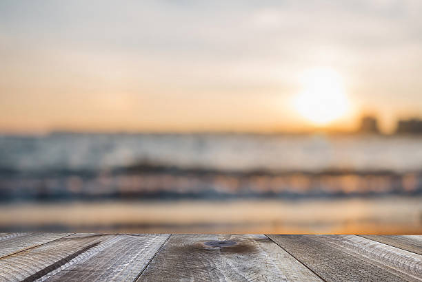 hölzerne freiraum auf tisch und sonnenuntergang über dem meer - schiffsdeck stock-fotos und bilder