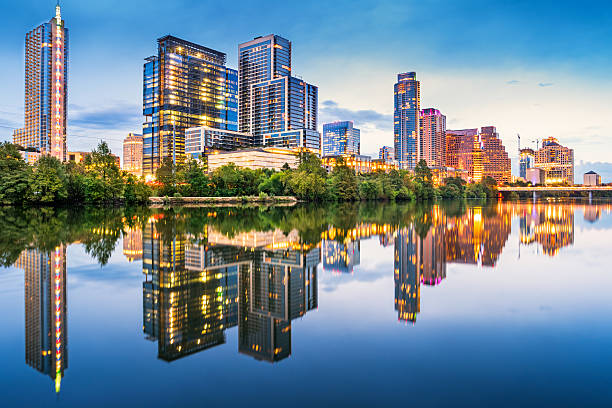 riverbank skyline d’austin texas états-unis - austin texas skyline texas cityscape photos et images de collection