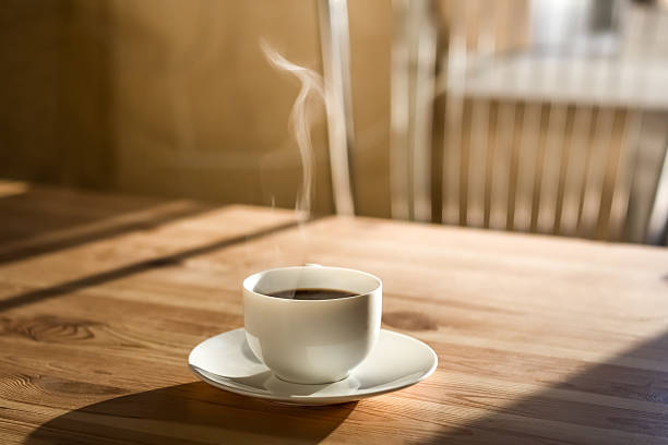taza de café por la mañana - coffee coffee cup steam cup fotografías e imágenes de stock