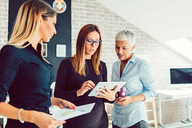 młodzież i doświadczenie w biznesie. - meeting community manager business zdjęcia i obrazy z banku zdjęć