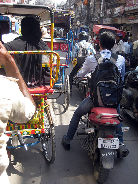 перегруженная улица в нью-дели - new delhi audio стоковые фото и изображения
