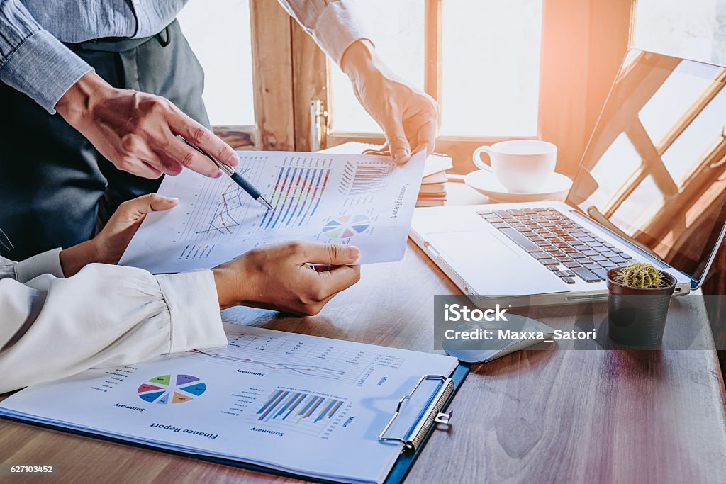 소득 차트 및 그래프를 분석하는 비즈니스 팀 - 로열티 프리 기업 재무와 산업 스톡 사진