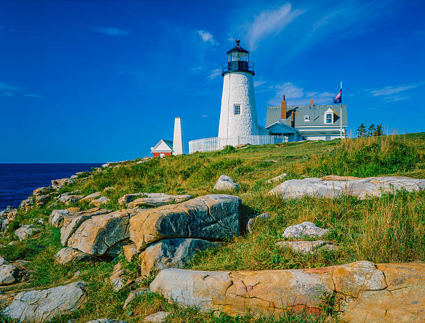 побережье штата мэн с маяком пемакид-пойнт - pemaquid point lighthouse стоковые фото и изображения
