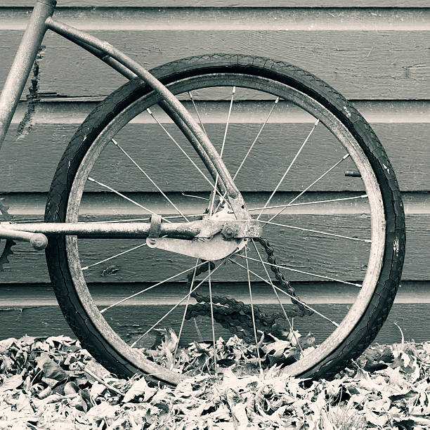 ビンテージ自転車  - bicycle broken old chain ストックフォトと画像