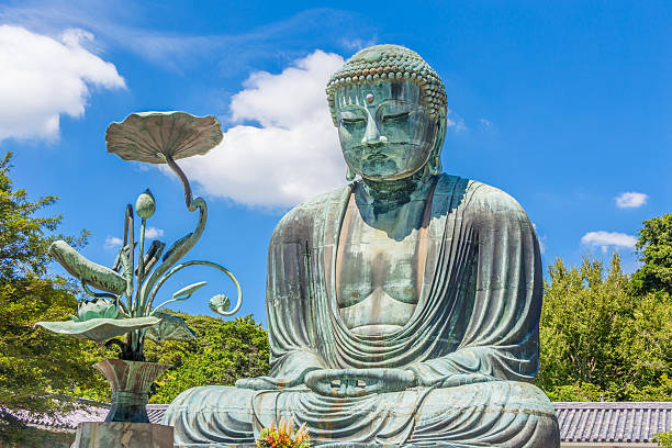 el gran buda en kamakura japón - hase temple fotografías e imágenes de stock