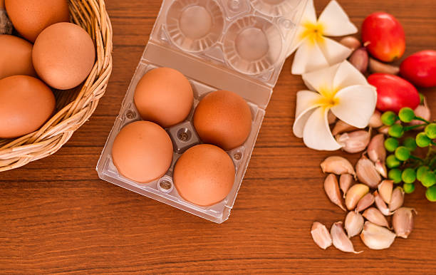 ovos marrons orgânicos crus em embalagens - cholesterol ellipse shell box - fotografias e filmes do acervo