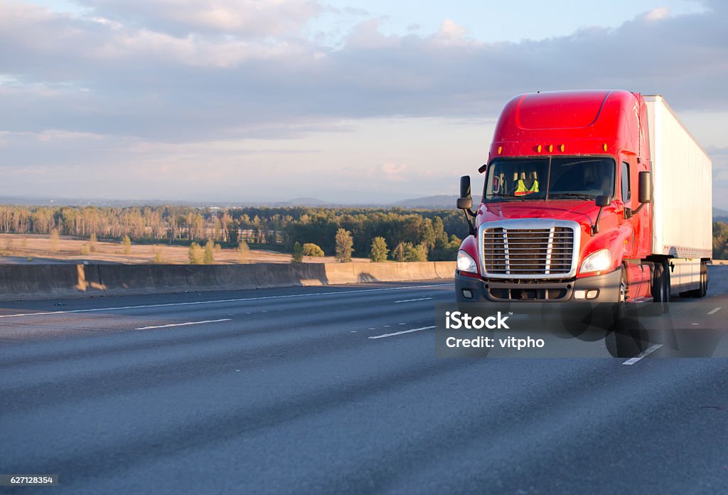 Big rig red semi truck mit Anhänger auf breiter Autobahn - Lizenzfrei Schweres Nutzfahrzeug Stock-Foto