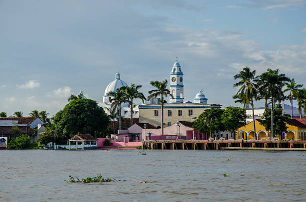 vue de l’église de tlacotalpan - veracruz photos et images de collection