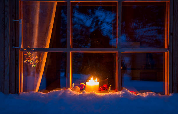 finestra in legno innevato, decorazione natalizia e candele - window snow christmas decoration foto e immagini stock