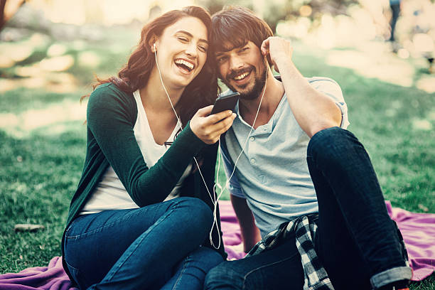 幸せなカップルの音楽を聞きながら - new life audio ストックフォトと画像