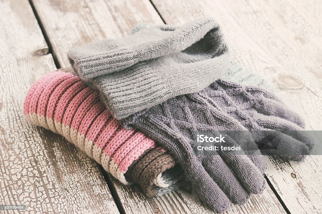 Warme Winter gestrickte Kleidung - Hut, Schal, Handschuhe - Lizenzfrei Handschuh Stock-Foto