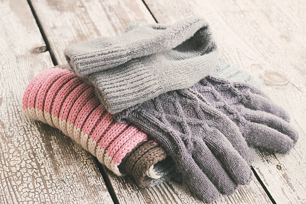 warme winter gestrickte kleidung - hut, schal, handschuhe - glove nobody colors wool stock-fotos und bilder