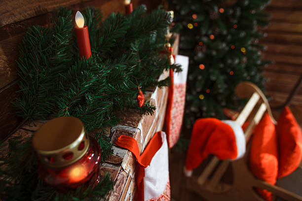 istock Sled and christmas tree in front of house 627185830
