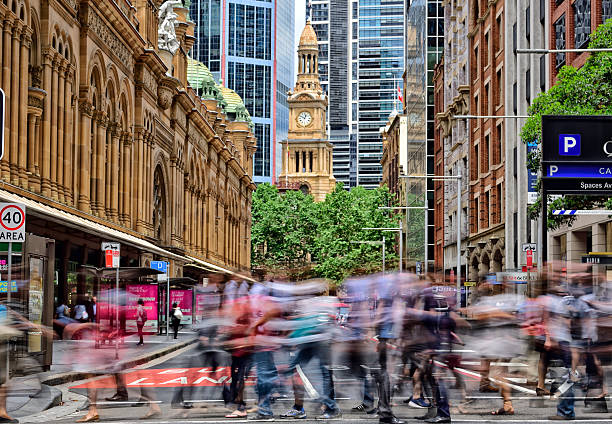 menschen drängen sich beim überqueren der straße im zentrum von sydney - sydney australia fotos stock-fotos und bilder