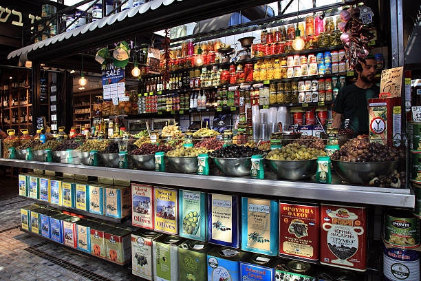asortyment marynowanych oliwek w sarona gastro market, tel awiw - spice market israel israeli culture zdjęcia i obrazy z banku zdjęć