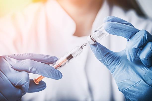 injektion senkimpfung impfmedikament grippe frau docto - phiole stock-fotos und bilder