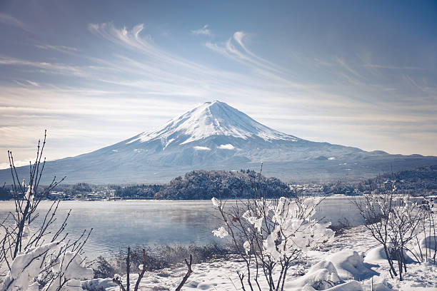 monte fuji sul lago kawaguchiko - volcano mt fuji autumn lake foto e immagini stock