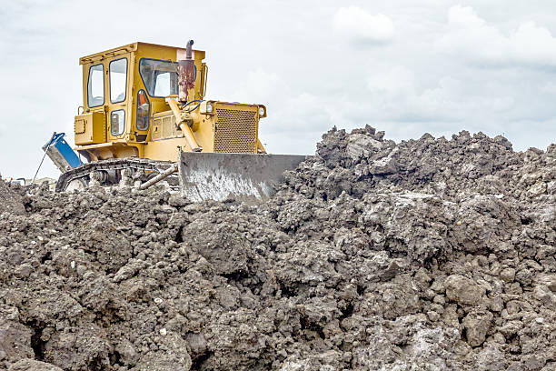 máquina de construção de terraplano pesado está movendo terra em buildin - hydraulic platform earth mover machine machine part - fotografias e filmes do acervo