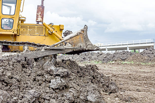 máquina de construção de terraplano pesado está movendo terra em buildin - hydraulic platform earth mover machine machine part - fotografias e filmes do acervo