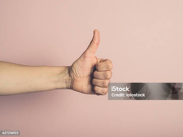 Weibliche Hand Gibt Daumen Nach Oben Stockfoto und mehr Bilder von Daumen hoch - Daumen hoch, OK-Zeichen, Positive Emotionen
