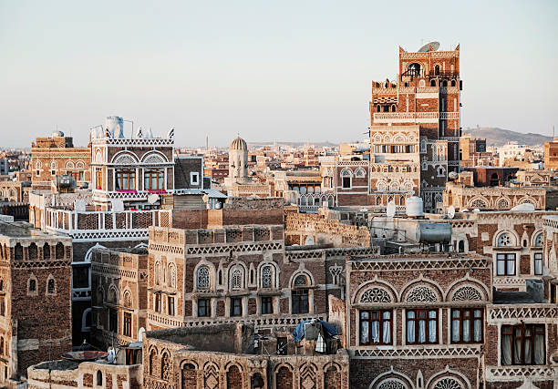 vista dello skyline centrale della città vecchia di sanaa in yemen - yemen foto e immagini stock