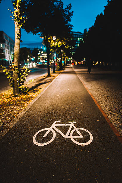 велосипедная дорожка в городе - single line urban scene outdoors vertical стоковые фото и изображения